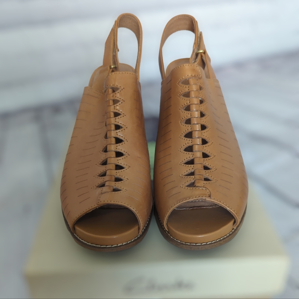 NWT Clarks leather sandals Sz 8.5